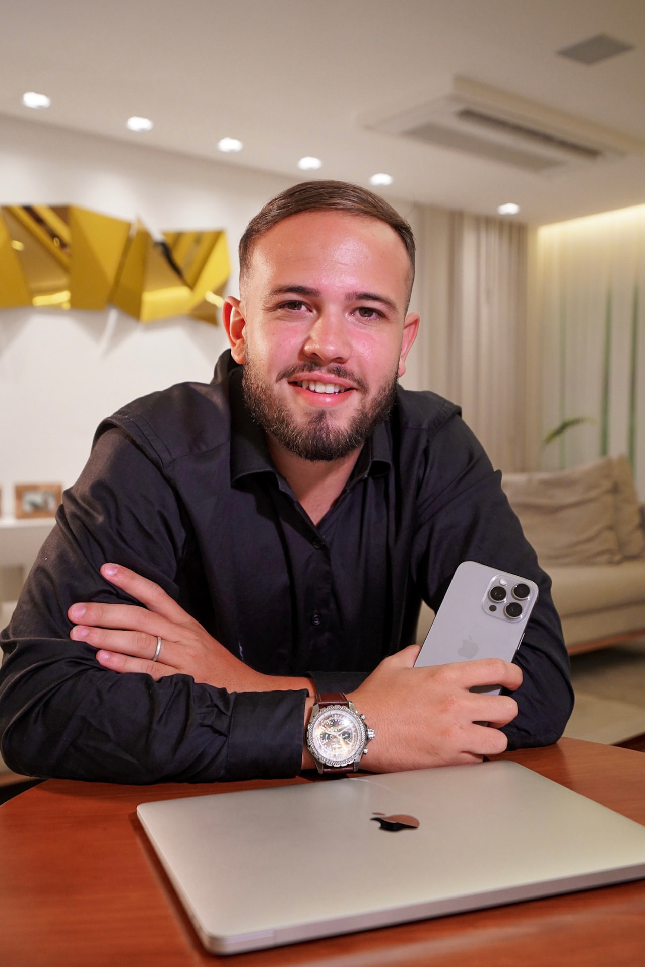 Lucas Carvalho atendendo um cliente em seu escritório
